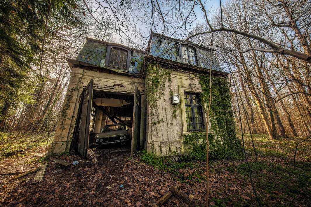 an-old-bmw-in-a-shed.jpg