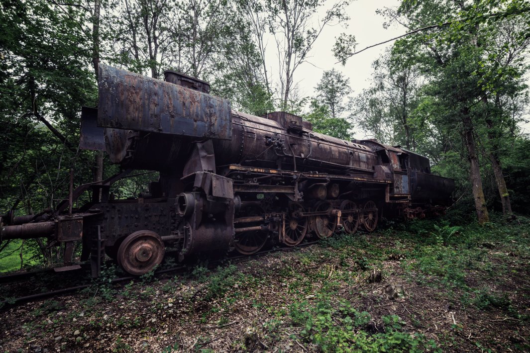 een-oude-verroeste-trein.jpg