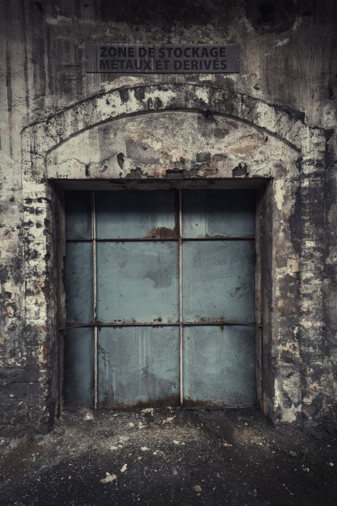 Prachtige-blauwe-deur-in-een-verlaten-fabriek-in-frankrijk.jpg