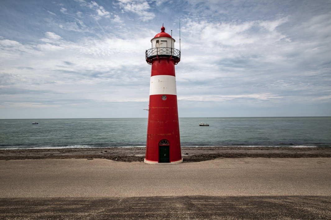 the-red-lighthouse-in-the-netherlands.jpg