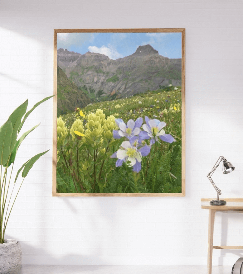 bloemen schilderij berglandschap met paarse bloemen