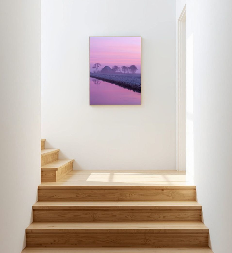 Groot schilderij van een boerderij in rozetinten bij de trap