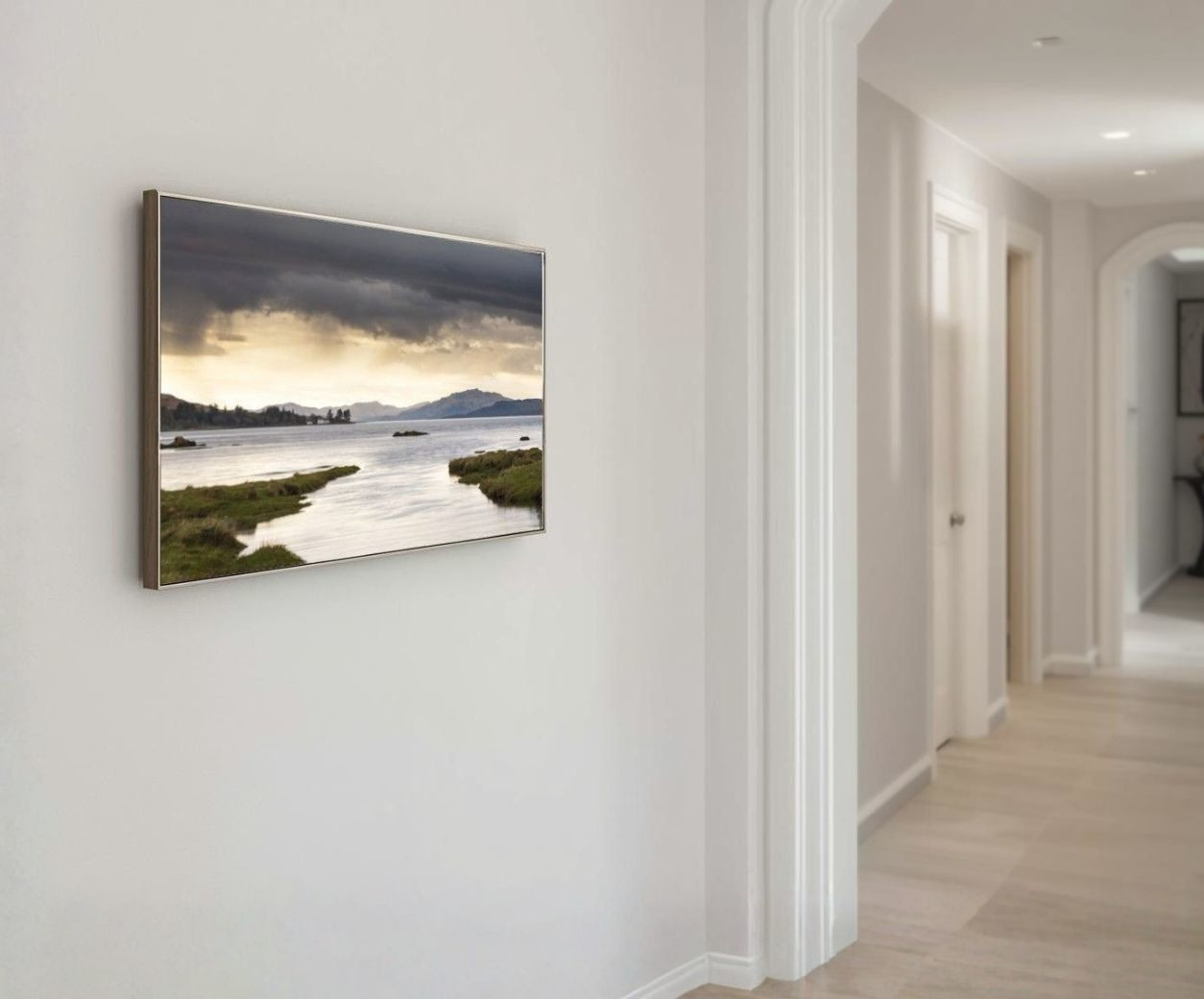 Grote wanddecoratie in een gang